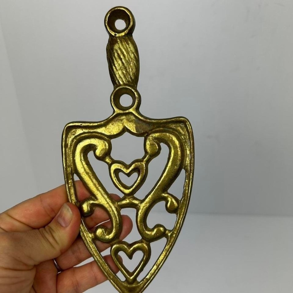 Vtg Cast Iron Gold Three-Legged Shaped Trivet Heart Swirl design Kitchen  Decor